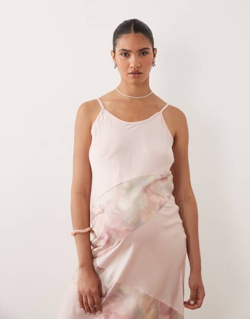 Mamalicious Maternity - Lyserød midikjole med cami-stropper og udskåret print i satin, 2 af 4