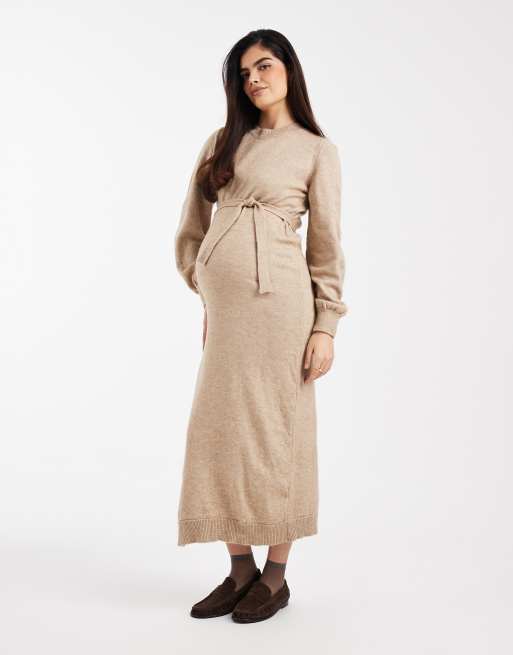 Mamalicious Maternity – Maxi-Strickkleid in meliertem Naturton mit Bindegürtel und Blousonärmeln