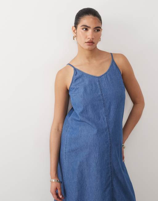 Mamalicious Maternity – Mellanblå midiklänning med smala axelband i chambray-denim, 2 av 4