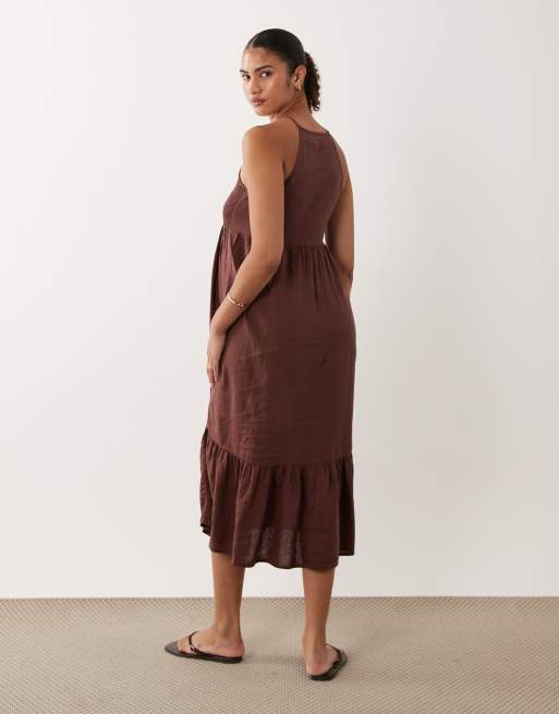Mamalicious Maternity – Midi-Trägerkleid in Schokobraun mit gesmoktem Oberteil und gestuftem Rockteil, 3 von 4