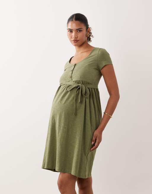 Mamalicious Maternity – Midikleid in Olivgrün mit Knopfleiste und Taillenschnürung, Umstandsmode, 2 von 4