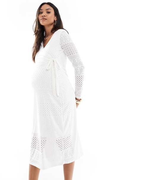 Mamalicious Maternity – Mittellanges Jersey-Wickelkleid in Weiß mit Lochstickerei - view 1