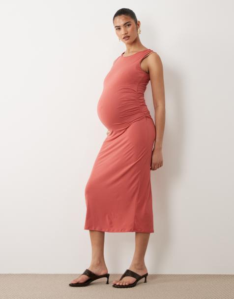 Mamalicious Maternity – Mörkrosa, ärmlös midiklänning i bodycon-modell med rysch - view 1