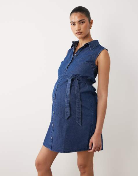 Mamalicious Maternity – Niebieska jeansowa sukienka mini bez rękawów z wiązaniem w talii i guzikami z przodu - view 1