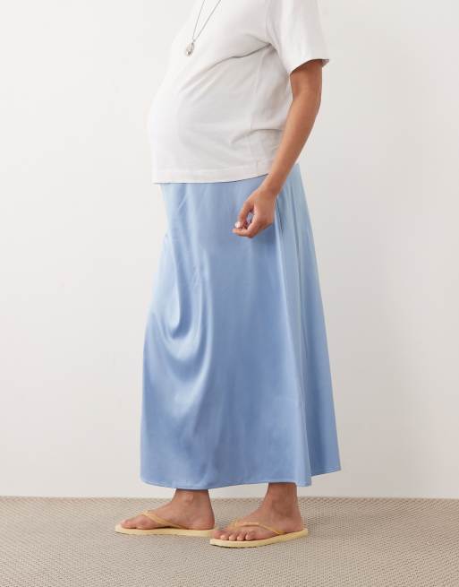Mamalicious Maternity – Niebieska satynowa spódnica midi zasłaniająca brzuch, 2 z 5