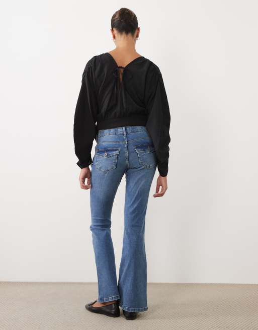 Mamalicious Maternity over the bump flare jeans i mellemblå denim, 3 af 5