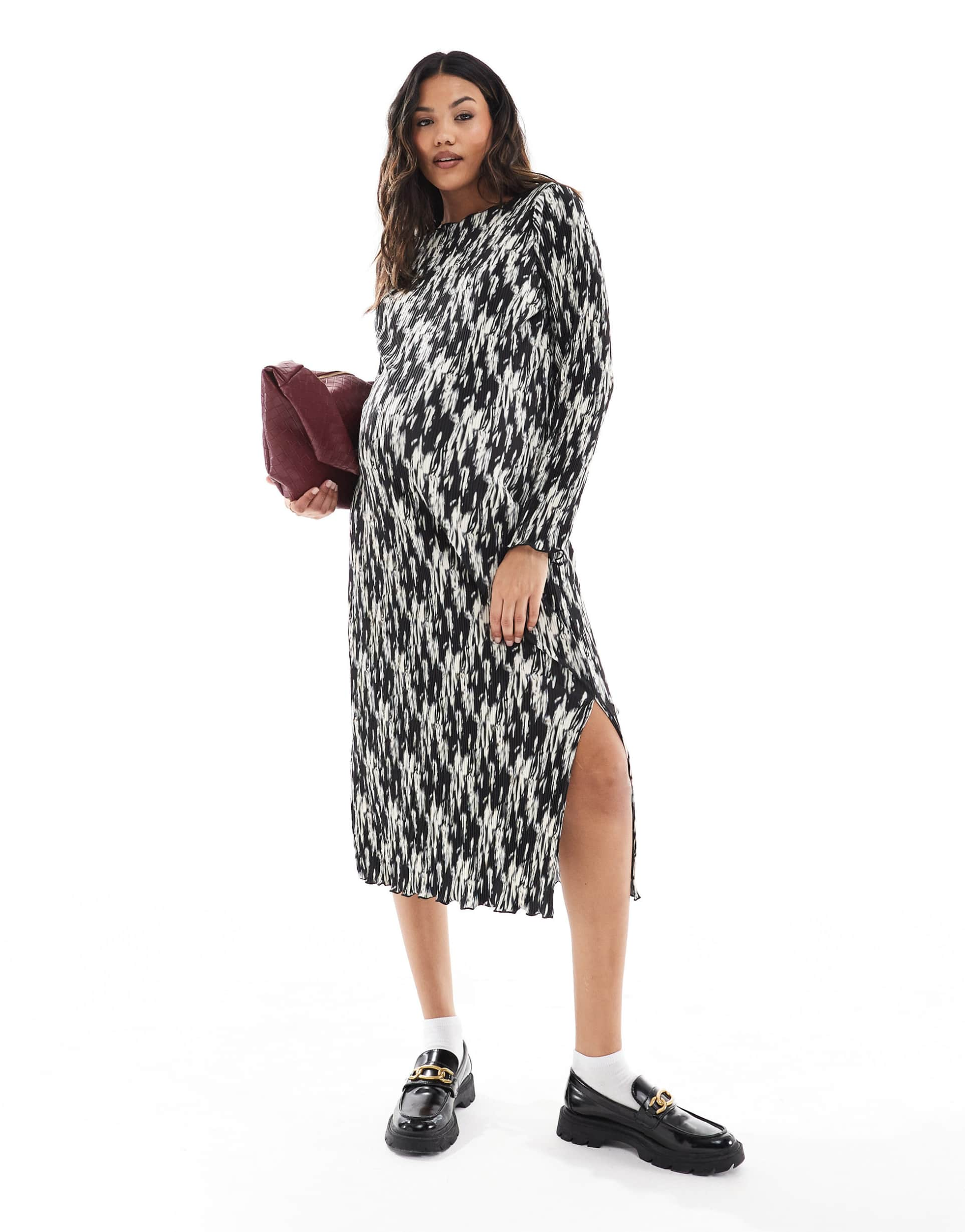 mamalicious maternity plisse midi dress with side split in mono print