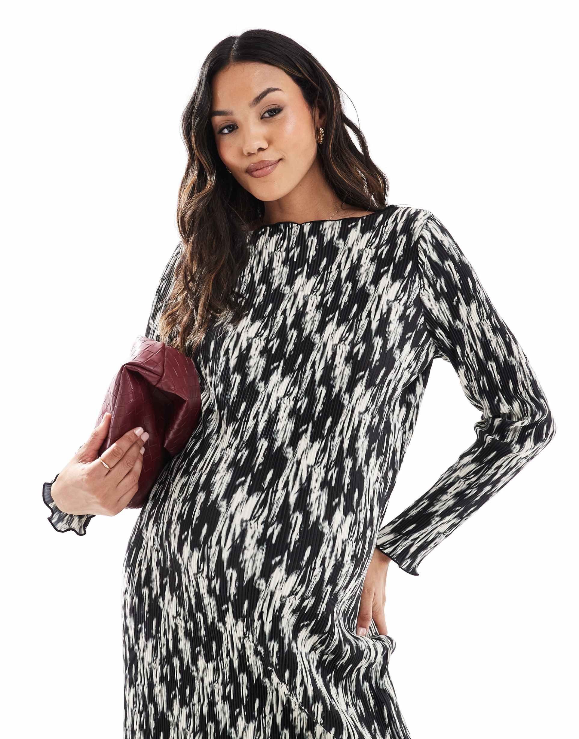 mamalicious maternity plisse midi dress with side split in mono print
