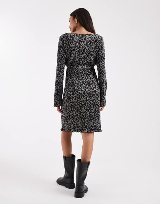 Mamalicious Maternity - Plisseret grå minikjole med bælte i leopardprint, 4 af 4