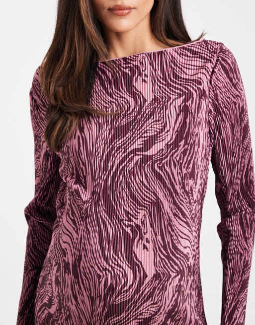 Mama.licious Maternity – Plissiertes Midikleid mit U-Boot-Ausschnitt und Tierfellmuster in Burgunderrot und Rosa, 2 von 4