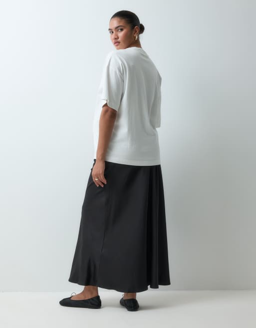 Mamalicious Maternity satin over the bump maxi skirt in black, 2 of 5