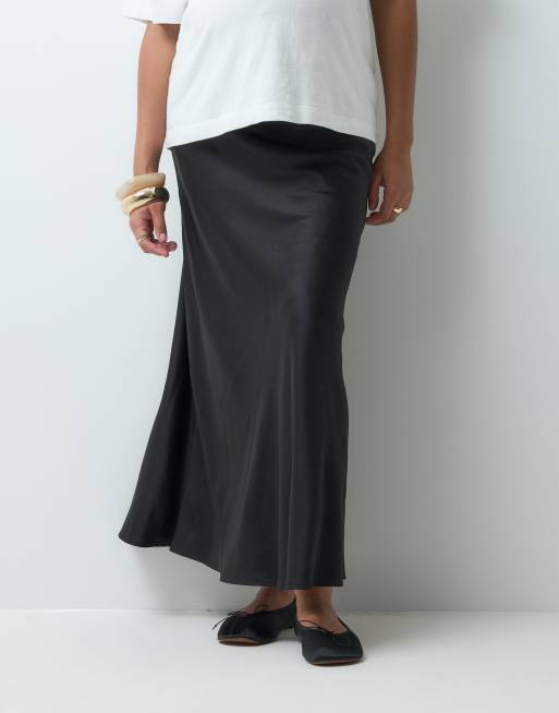 Mamalicious Maternity satin over the bump maxi skirt in black, 3 of 5