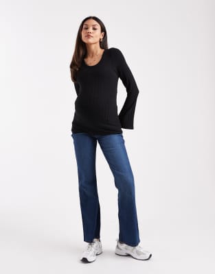 Mamalicious Maternity - Schlag-Jeans mit weichem Überbauchbund und Waschung in dunklem Mittelblau