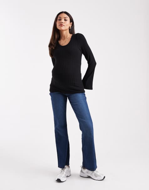 Mamalicious Maternity – Schlag-Jeans mit weichem Überbauchbund und Waschung in dunklem Mittelblau - view 1