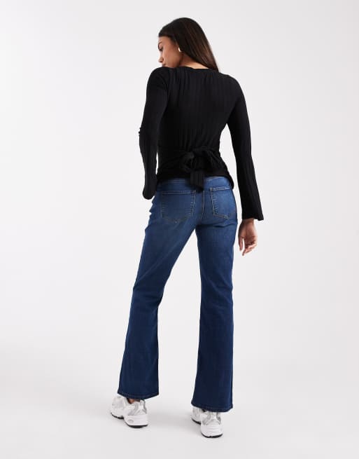 Mamalicious Maternity – Schlag-Jeans mit weichem Überbauchbund und Waschung in dunklem Mittelblau, 3 von 5