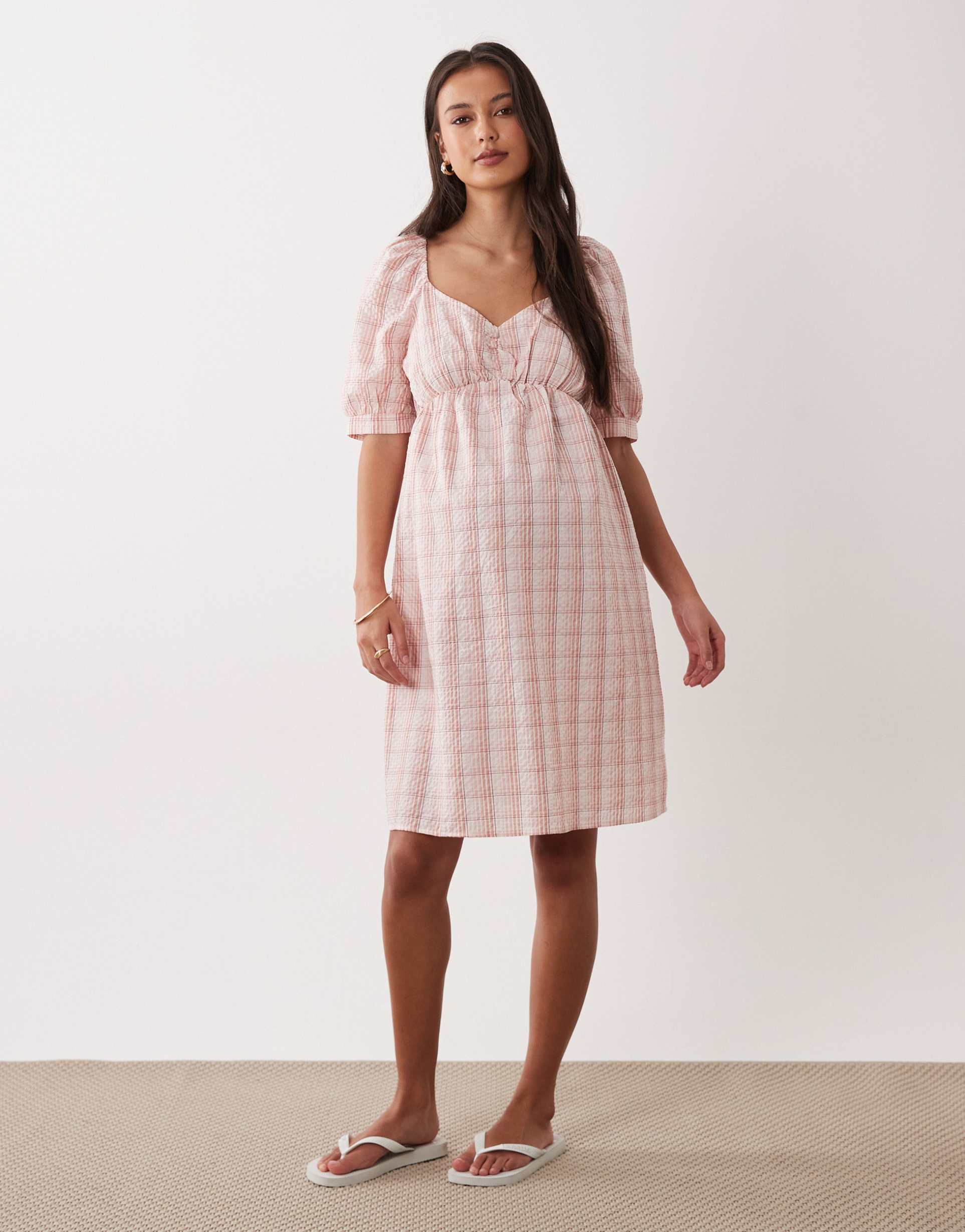 mamalicious maternity seersucker puff sleeve ruched front dress in pink plaid print