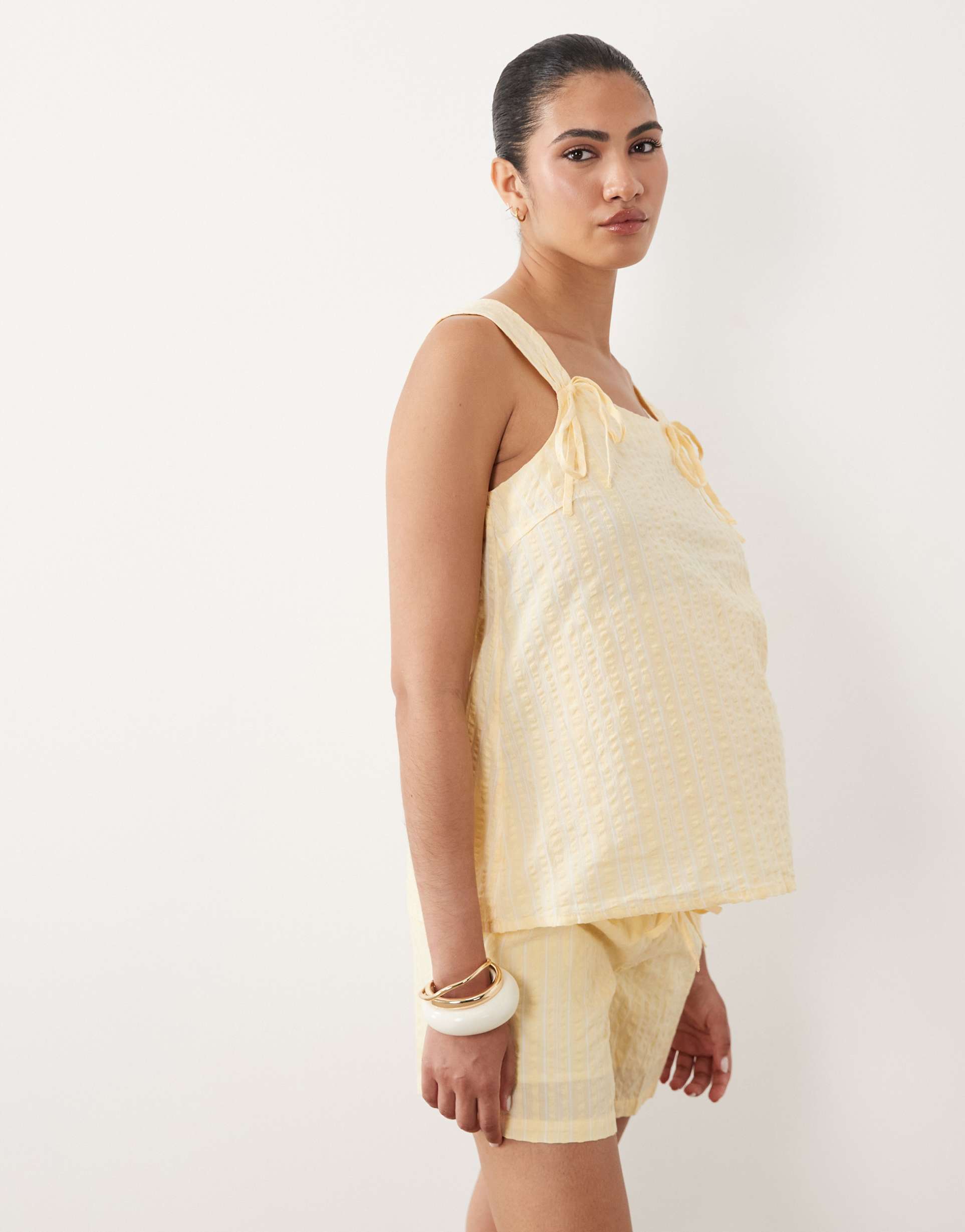 mamalicious maternity seersucker tie shoulder top in yellow stripes - part of a set