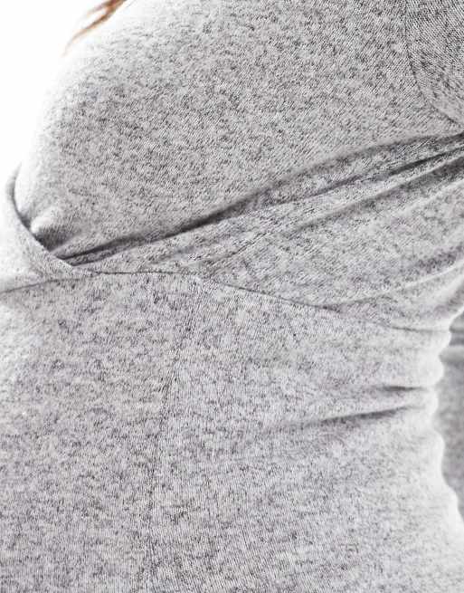 Mamalicious Maternity – Set aus superweicher Jogginghose mit Wickeloberteil in meliertem Hellgrau, Kombiteil, Umstandsmode, 2 von 4