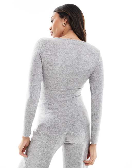 Mamalicious Maternity – Set aus superweicher Jogginghose mit Wickeloberteil in meliertem Hellgrau, Kombiteil, Umstandsmode, 3 von 4