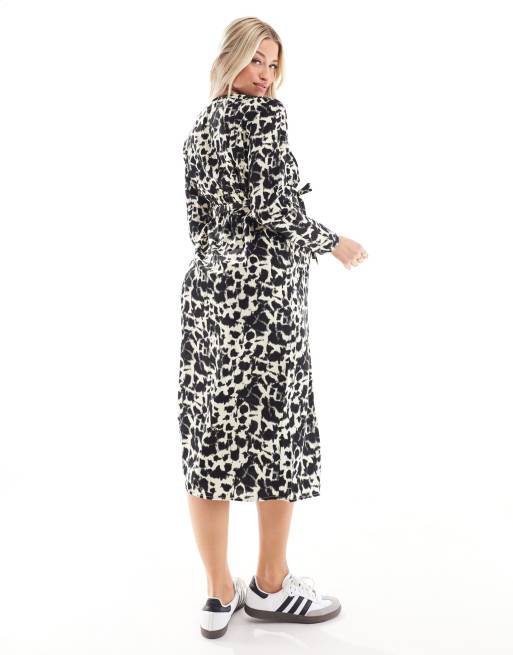 Mamalicious Maternity - Sort/hvid midikjole med abstrakt print, 2 af 4