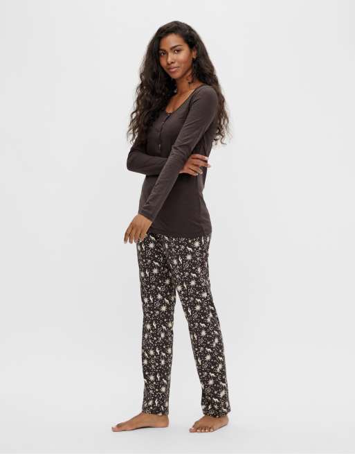 Mamalicious Maternity - Sort pyjamassæt med lange ærmer og kosmisk print