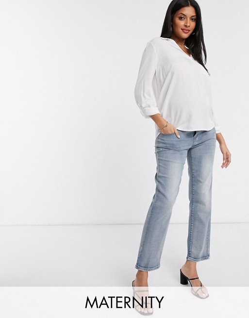 Mamalicious Maternity mom jeans in blue light wash