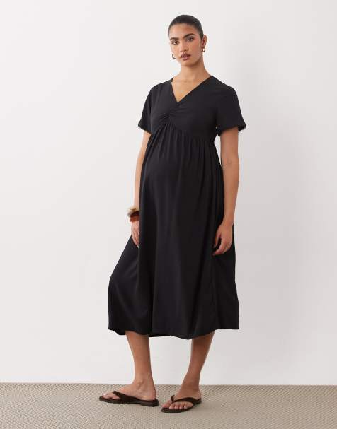 Mamalicious Maternity – Svart tea-klänning i midilängd med spetskant och rysch framtill - view 1