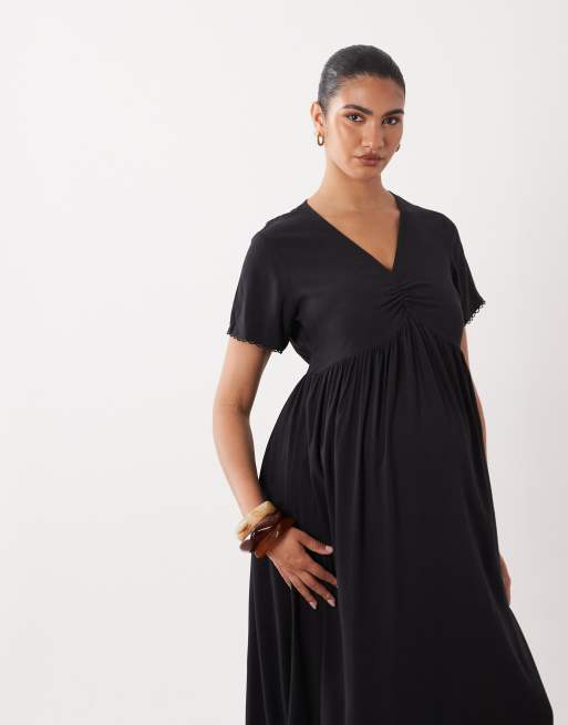 Mamalicious Maternity – Svart tea-klänning i midilängd med spetskant och rysch framtill, 2 av 4