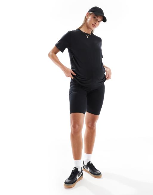 Mamalicious Maternity t-shirt and short set in black, 4 of 4