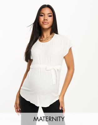 Mamalicious Maternity - T-Shirt in Weiß mit Bindegürtel