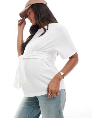 Mamalicious Maternity - T-Shirt in Weiß mit gebundener Vorderseite, Umstandsmode