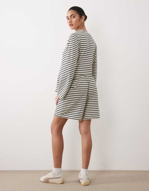 Mamalicious Maternity tie waist jersey shorts in cream and navy stripe, 2 of 5