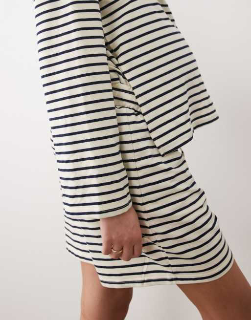 Mamalicious Maternity tie waist jersey shorts in cream and navy stripe, 5 of 5
