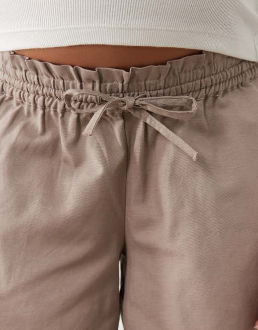 Mamalicious Maternity tie waist under the bump linen touch shorts in beige, 4 of 5