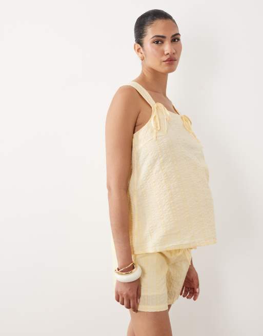 Mamalicious Maternity - Set in seersucker giallo a righe con top con spalline allacciate e pantaloncini, 2 di 3