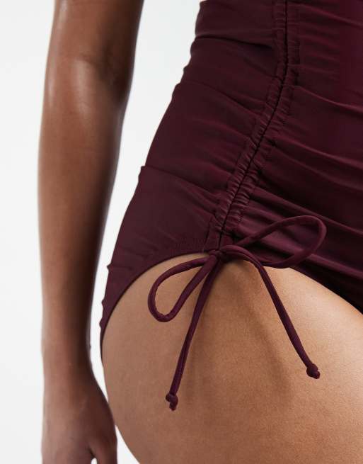 Mamalicious Maternity – Umstands-Badeanzug in Feigenrot mit gewickelter Vorderseite und seitlicher Raffung, 4 von 4