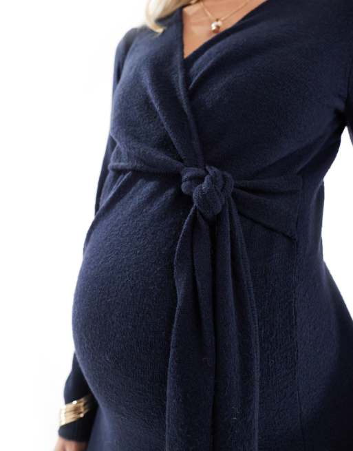 Mamalicious Maternity – Umstands-Maxikleid aus Strick in Marineblau mit geknoteter Vorderseite, 4 von 4
