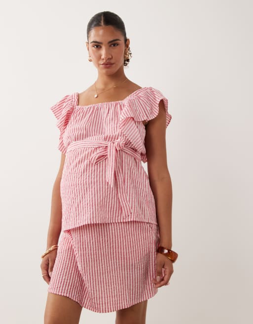 Mamalicious Maternity – Gestreiftes Set aus Seersucker in Weiß und Rot, aus Oberteil mit Flatterärmeln und Minirock mit gesmoktem Bund, 2 von 3