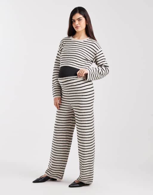 Mama.licious Maternity – Gestricktes, gestreiftes Set in Schwarz und Cremeweiß, bestehend aus langärmligem Cropped-Pullover und weit geschnittener Hose mit Überbauchbund, 2 von 3