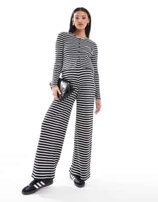 Thumbnail - Mamalicious Maternity - Umstandshose aus Jersey in Schwarzweiß gestreift mit weitem Schnitt, Kombiteil-Bunt
