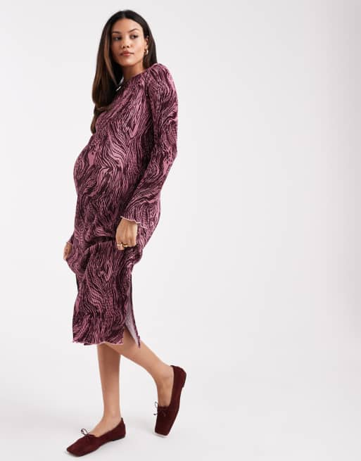 Mamalicious Maternity – Vinröd och rosa, djurmönstrad, plisserad midiklänning med båtringning, 3 av 4