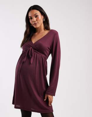 Mamalicious Maternity - Weiches Jersey-Kleid in Burgunderrot mit stillfreundlichem Wickeldetail