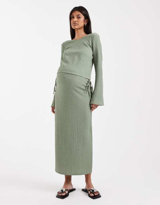 Mamalicious Maternity – Fakturowany zestaw dżersejowy w kolorze zielonego khaki: top z rękawami typu dzwon i spódnica midi, 3 z 3