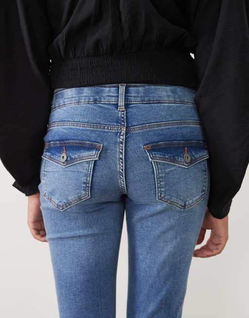 Mamalicious Umstands-Flare-Jeans über dem Bauch in mittelblauem Denim, 4 von 5