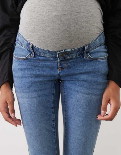 Mamalicious Umstands-Flare-Jeans über dem Bauch in mittelblauem Denim, 5 von 5