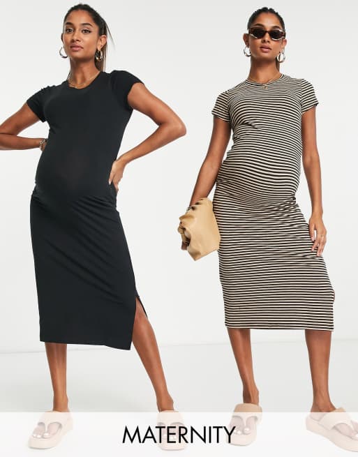 Mamalicious – Umstandsmode – 2er-Pack figurbetonte Midi-T-Shirt-Kleider aus Baumwolle in Schwarz und mit Streifenmuster - MULTI
