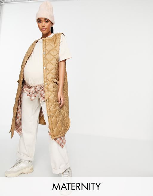 Mamalicious Umstandsmode – Gestepptes Longline-Gilet in Kamelbraun - TAN