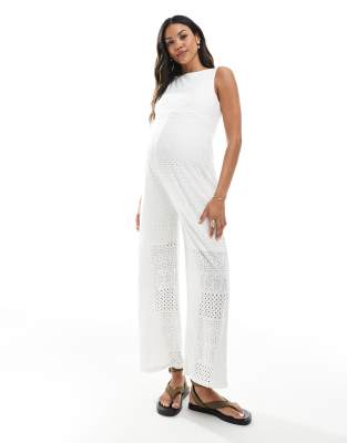 Mamalicious Umstandsmode - Jumpsuit aus Jersey in Weiß mit weitem Bein und V-Ausschnitt