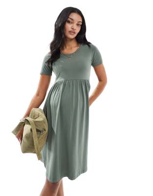 Mamalicious - Umstandsmode - Kurzes, gesmoktes T-Shirt-Kleid in Khaki-Grün