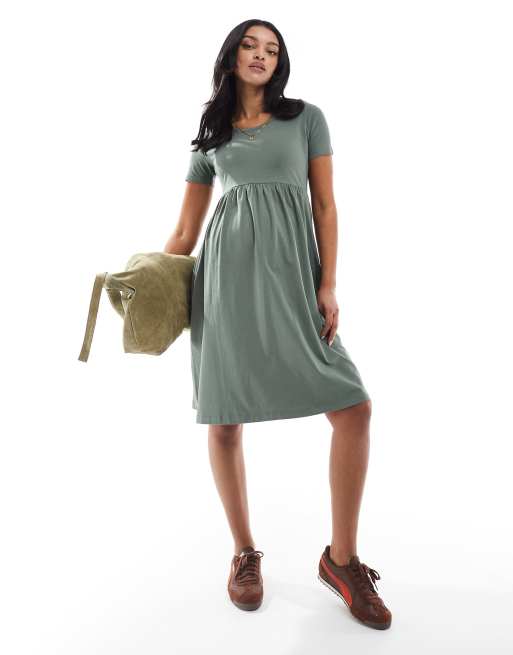 Mamalicious – Umstandsmode – Kurzes, gesmoktes T-Shirt-Kleid in Khaki, 2 von 4